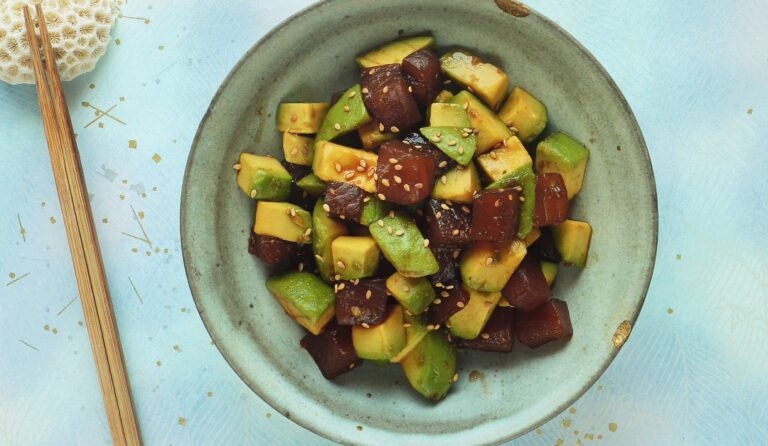 Recept: Poké avocado met tonijn uit het kookboek YOKO