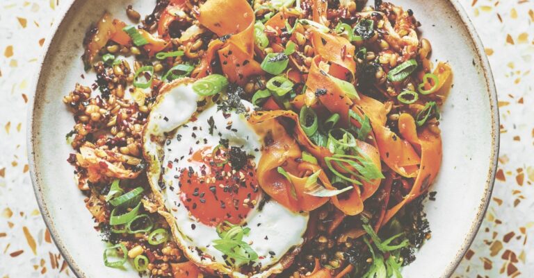 Recept: Gemengde granen met kimchi, gebakken ei en nori