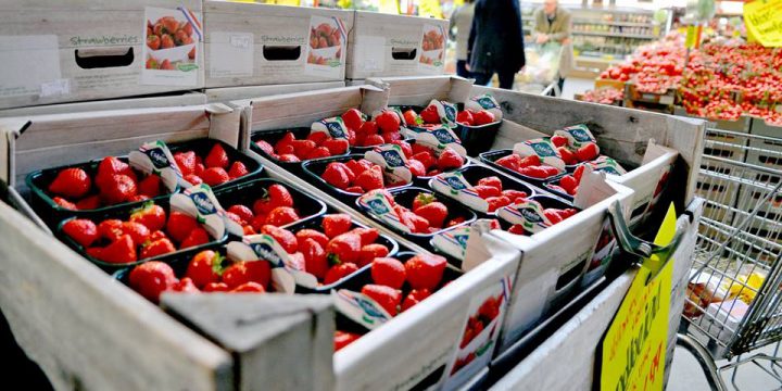 Doosjes met verse aardbeien op de markt