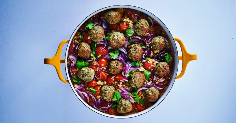 Recept: za’atar lamsgehaktballetjes met tomaat, bulgur & feta