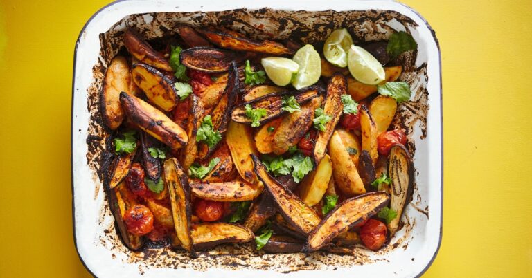 Recept: Indonesische babyaubergines met aardappelpartjes, knoflook & chilipeper