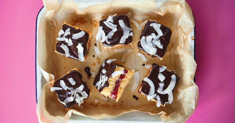 Recept: frambozen lamingtons met zoute chocolade kokos