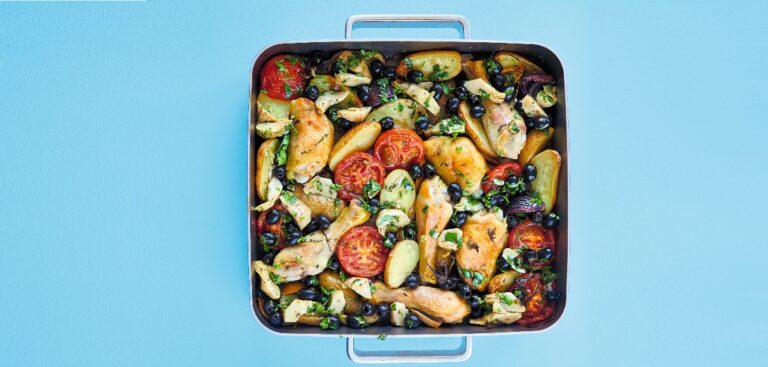 Recept: Frans gekruide kip met zwarte olijven, artisjokken & aardappels
