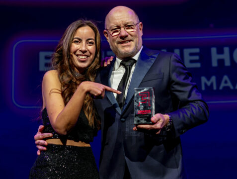 Bjorn van Dijl en Iris Kranenburg met een Entree Award