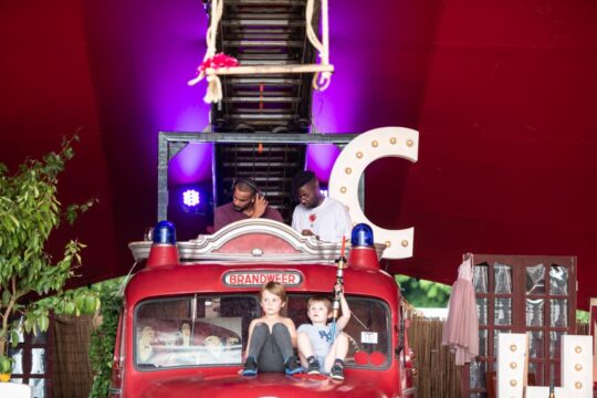 Jongetjes op een brandweerwagen tijdens Bacchus Wijnfestival
