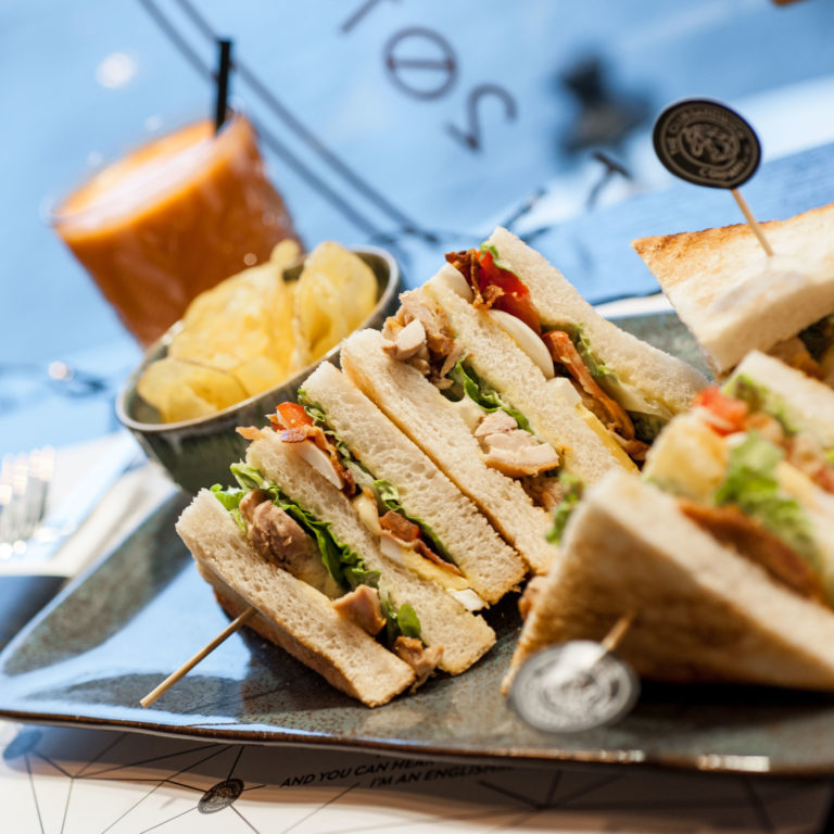 Hier eet je de beste club sandwiches van Amsterdam FavorFlav