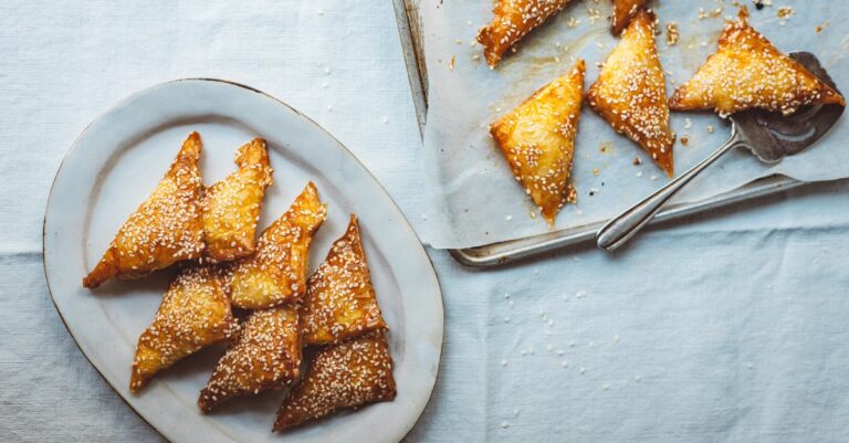 Recept: verrukkelijke Griekse kaasbroodjes in filodeeg (tiropitakia)