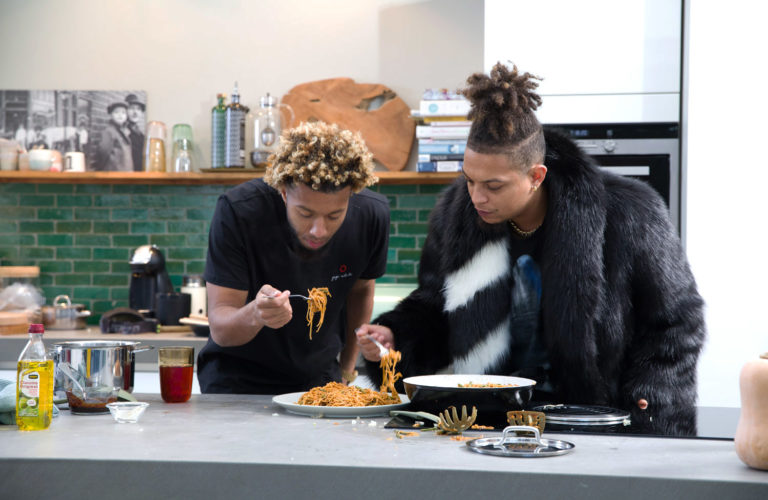 Zo maak je de favoriete bami van Ronnie Flex