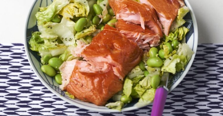 Recept: 5-minuten salade met warmgerookte zalm en edamame