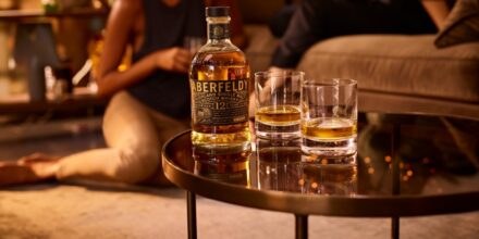 Aberfeldy whisky met glazen op tafel