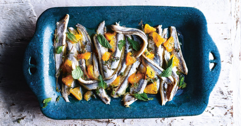 Recept: ansjovis met sinaasappel, tijm, munt en peper
