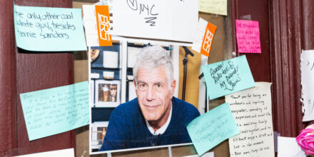 Anthony Bourdain foto met briefjes