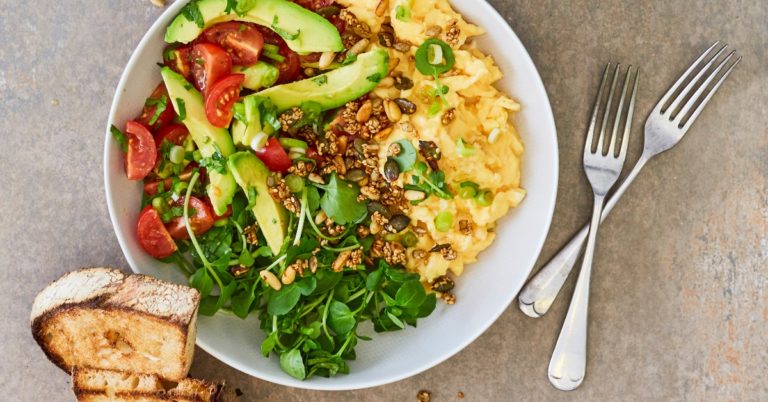 Recept: salade van avocado en roerei met een kick