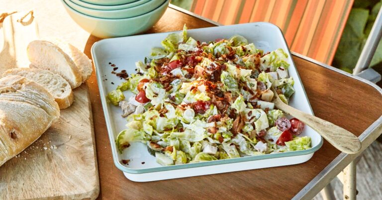 Zo maak je een BLT-salade met gerookte kip (ideaal voor picknicks of op de camping)