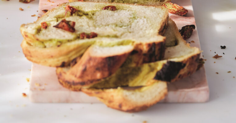 Babka met pesto en zongedroogde tomaten