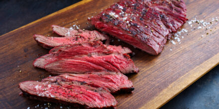 Bavette steak op houten plank