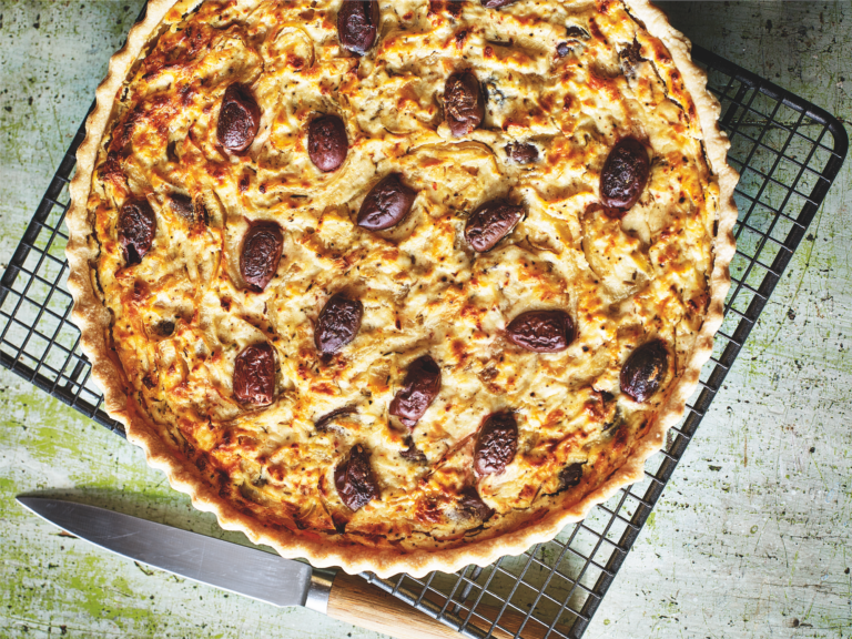 Recept: Hartige taart met gekarameliseerde ui, feta en olijven