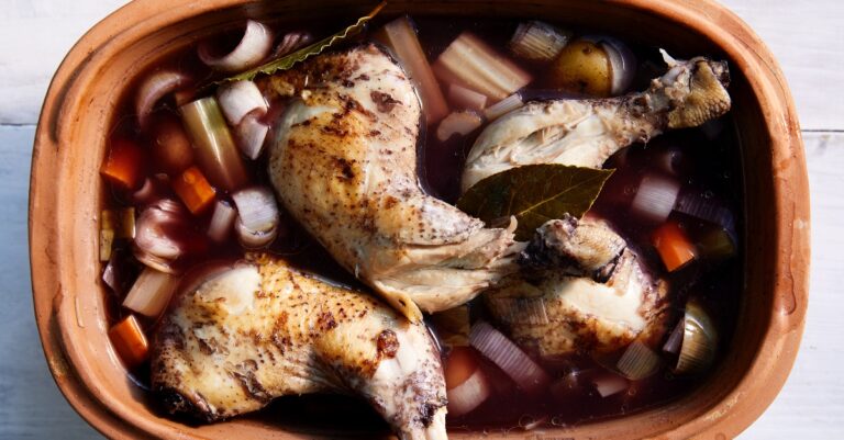 Recept: Bezopen kip in rode wijn (uit de Kipbijbel van Alain Caron)