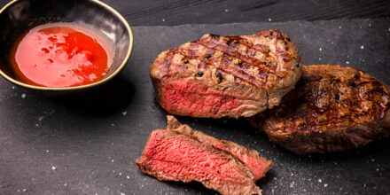 Biefstuk op leisteen met bakje ketchup