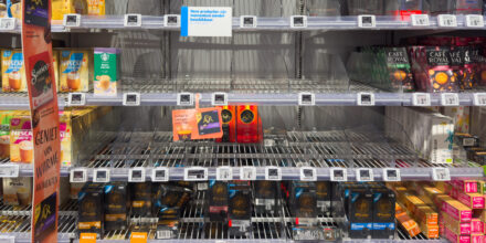 Bijna leeg koffieschap supermarkt