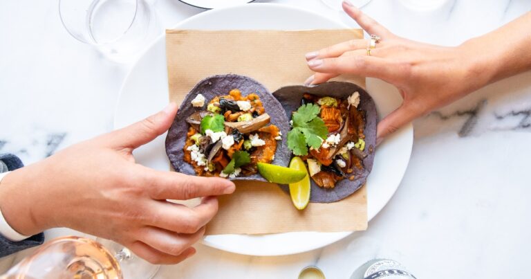 Recept: blauwe maistortilla’s met paddenstoelen en queso fresco van restaurant Celia