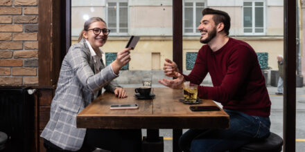 Blij stel in cafe vrouw betaalt