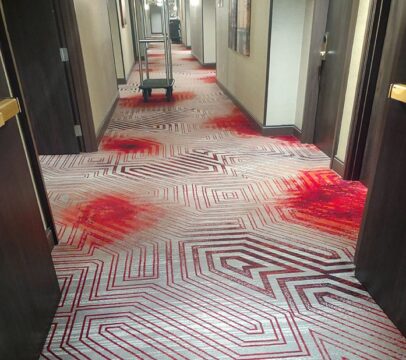 Rode vlekken vloer hotel