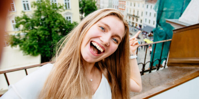 Blonde vrouw balkon zweden lacht