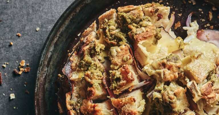 Zo maak je het allerlekkerste borrelbrood met brie, pesto, spek en rode ui