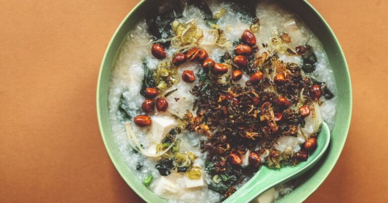 Recept: Congee met bosui-gembersaus, pindacrispies en spinazie