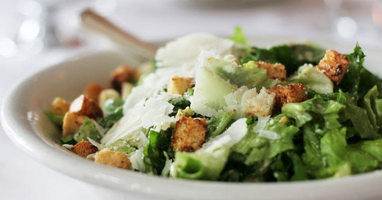Klassieker: Caesar salade. Maar hoe hoort ie nou echt?
