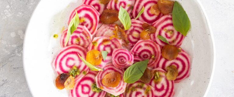 Recept: Carpaccio van Chioggia biet met kruidenolie en krokant gebakken knoflook