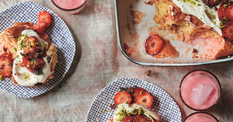 Vegan aardbeiengebak uit kookboek Comfort & Joy