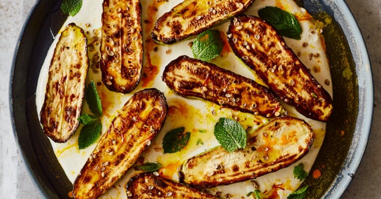Gegrilde courgettes met warme yoghurt en saffraanboter