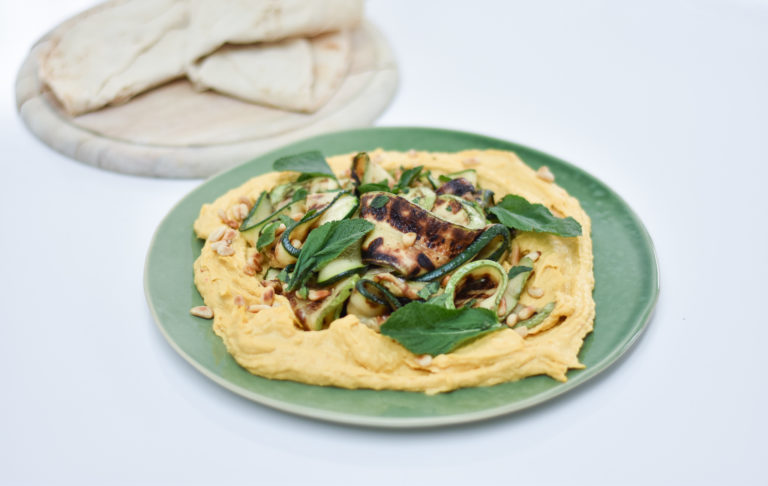 Gegrilde courgette met spicy mango hoemoes