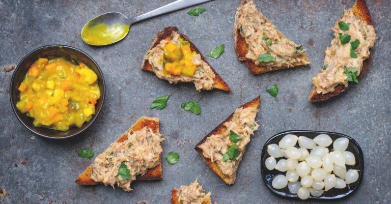 Recept: desemtoast met makreelrillettes en tafelzuur