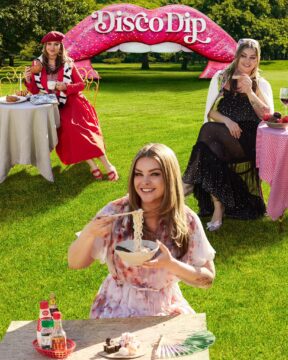 Miljuschka eet bij verschillende snacks op DiscoDip festival