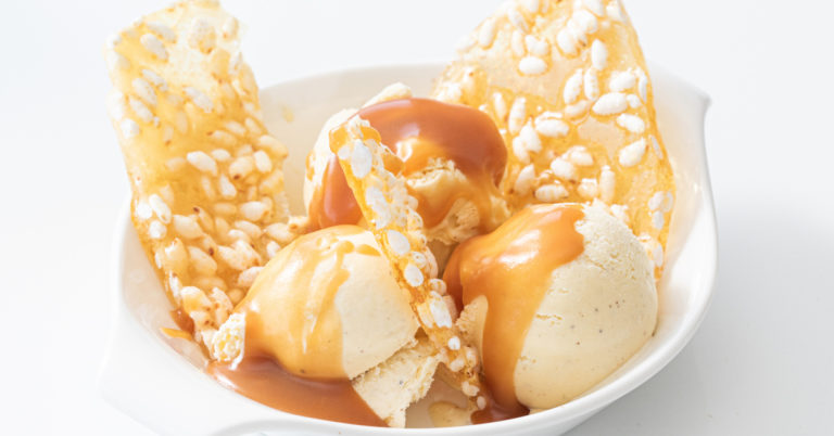 Recept: Donnie’s vanille-ijs met karamelsaus en Rice Krispies-schotsen