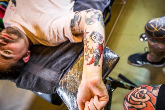 Man zet een tattoo op het Dutch Chili Fest