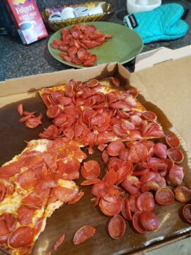 Pepperoni op pizza