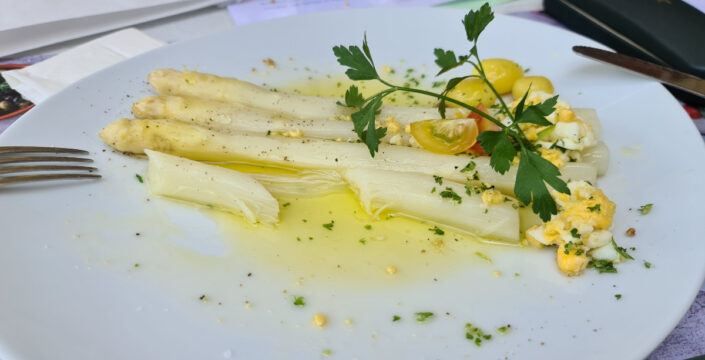Een wit bord met asperges à la Flamande