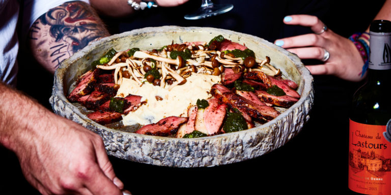 Gerookte eend met paddenstoelen en groene-kruidenpesto