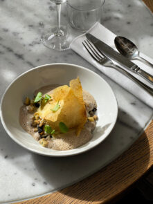 Gepocheerd ei met truffelsaus bij Café Caron