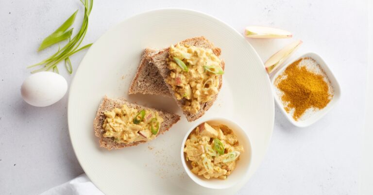 Eten waar je gelukkiger van wordt: eitjes op toast met appel en bieslook