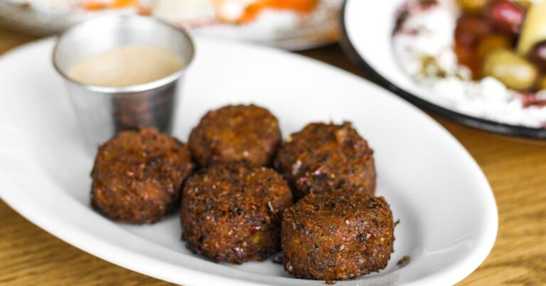 Bij NENI eet je de lekkerste falafel van Amsterdam (en ook de rest is top)