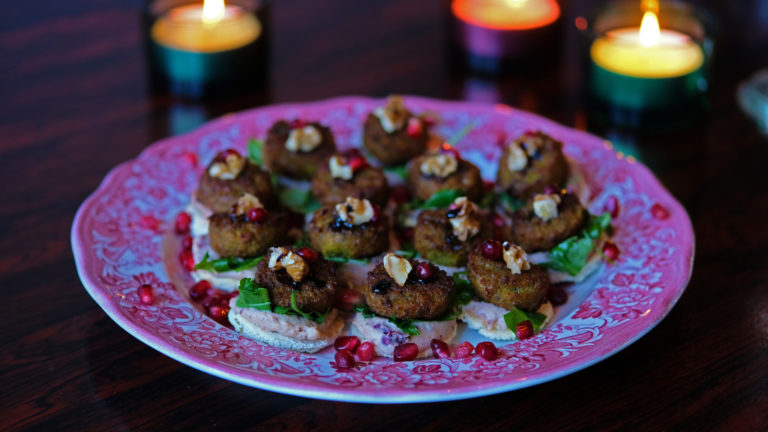 Feestelijke falafelbites met vijg, cranberry en walnoot