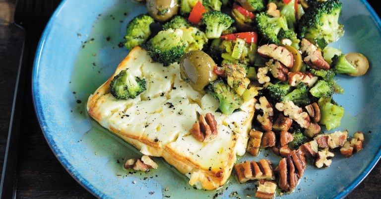 Recept: warme feta met gebakken groenten en pecannoten (Keto!)