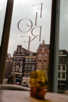 Het uitzicht van restaurant Flore op de Amstel