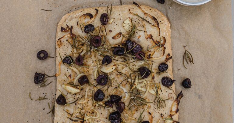 Recept: Focaccia met rozemarijn en gekarameliseerde ui