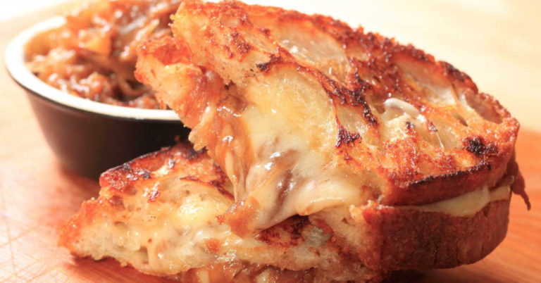 Recept: French Melt tosti met gekaramelliseerde ui